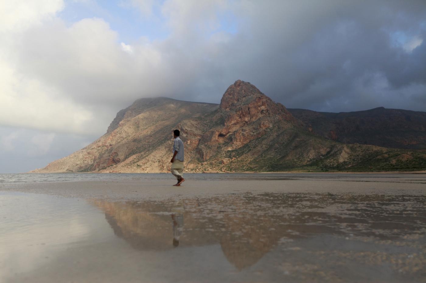 Un guide local marche en direction de la lagune et de la plage de Ditwa, près du port de Qalansiyah, deuxième plus grande ville de l’île yéménite de Socotra (Reuters)