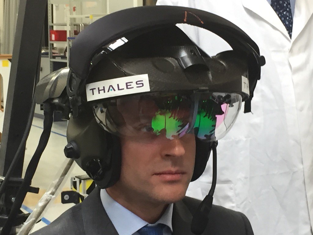 Emmanuel Macron teste un casque Topowl, en mai 2016, lors du salon de l’armement Eurosatory (© Thales)