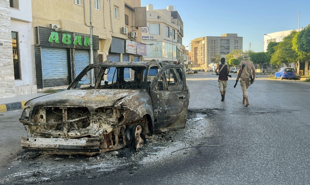  Un véhicule endommagé est photographié dans une rue de Tripoli, la capitale libyenne, à la suite d’affrontements entre groupes locaux rivaux le 27 août 2022 (AFP)