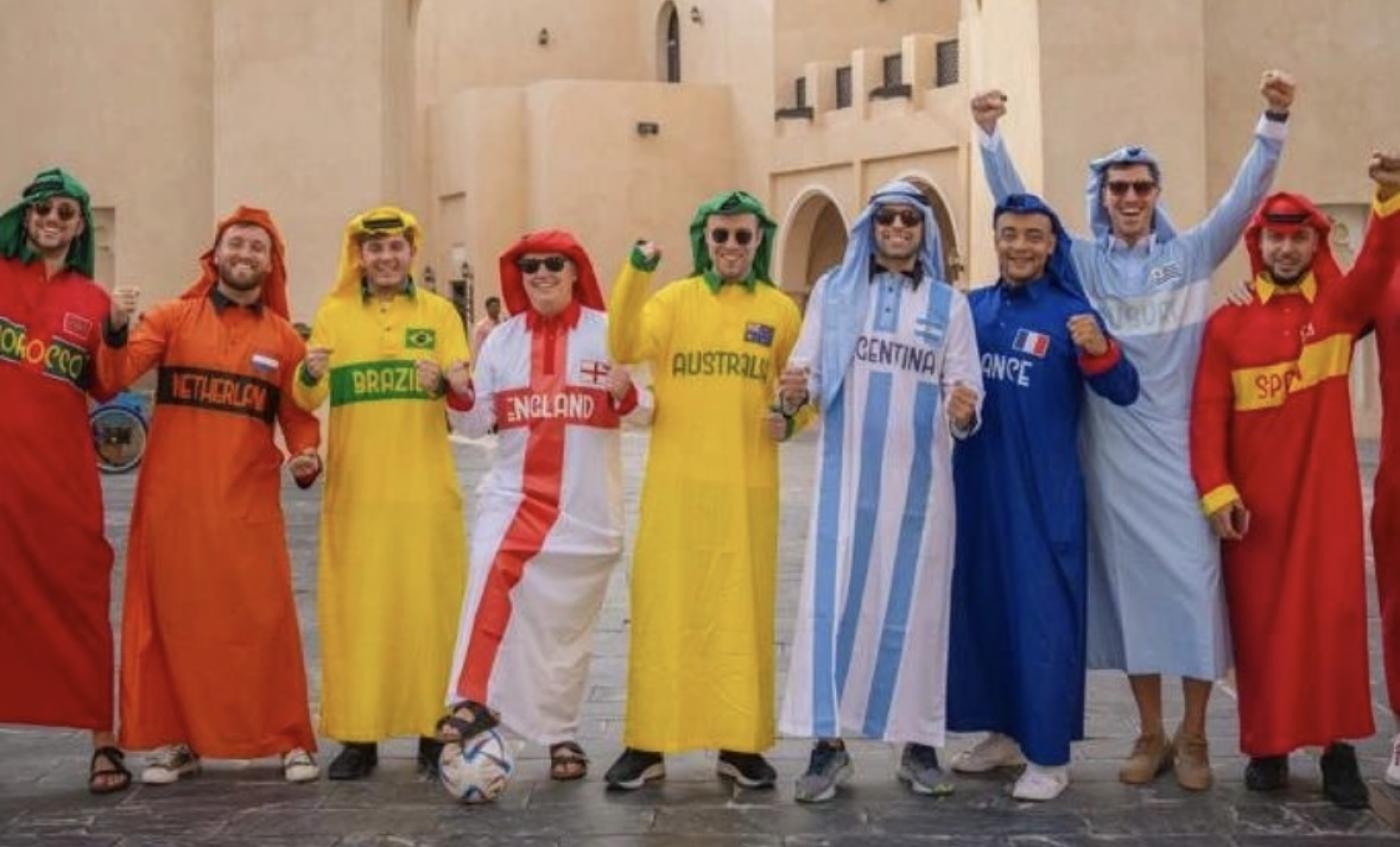 Des supporters portent des thobes aux couleurs de différentes nations avant la Coupe du monde (capture d’écran/Instagram)