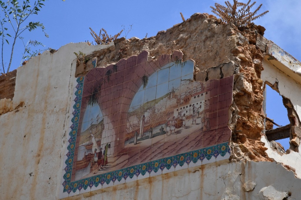 Un immeuble, dont une des façades était recouverte de mosaïque, tombe en ruines, dans la Casbah d’Alger (AFP/Ryad Kramdi)