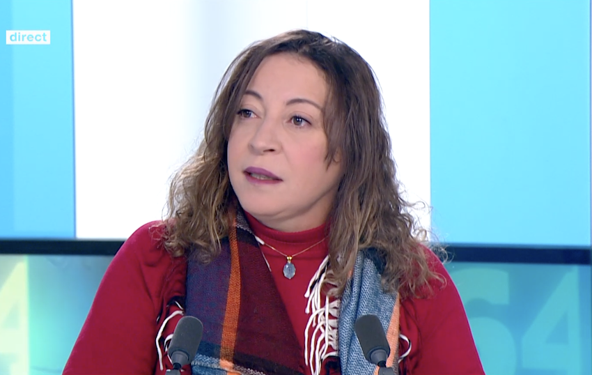 La militante Amira Bouraoui donne sa version des faits sur le plateau de TV5Monde, le 9 février 2023 (capture d’écran)