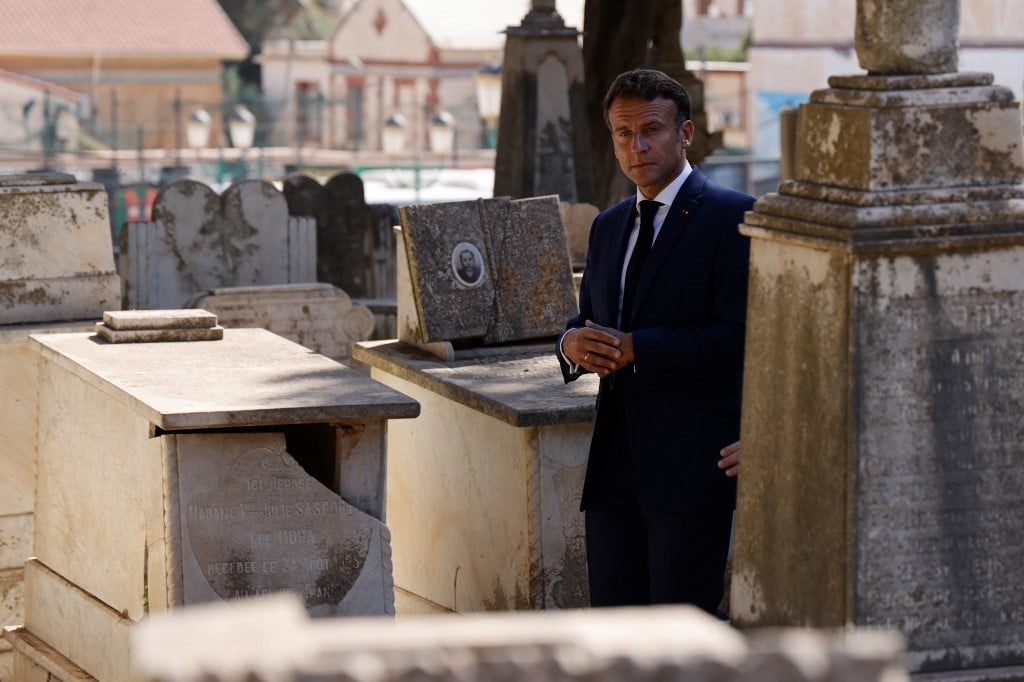 Le président français Emmanuel Macron visite le cimetière européen Saint-Eugène à Alger le 26 août 2022 (AFP/Ludovic Marin) Ludovic MARIN / AFP