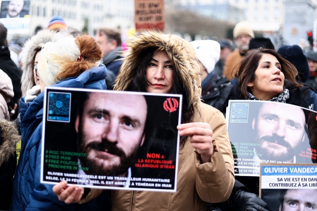 Manifestation en solidarité avec le ressortissant belge détenu en Iran, Olivier Vandecasteele, à Bruxelles le 22 janvier 2023 (AFP/Kenzo Tribouillard) 