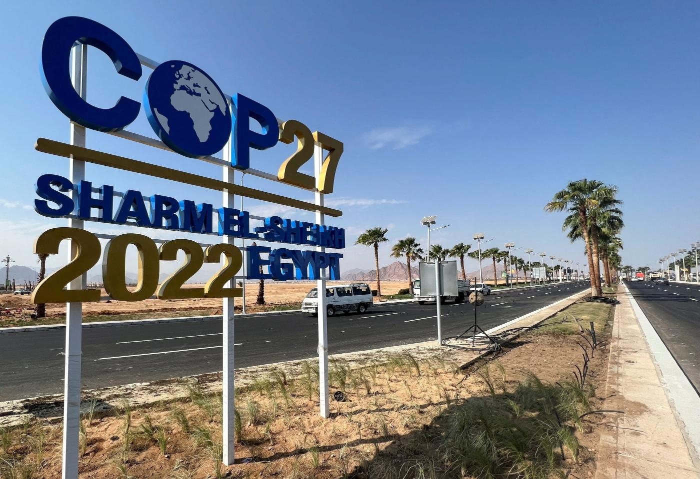 Panneau de la COP27 sur la route qui mène à la zone où se tiendra la conférence, à Charm el-Cheikh, le 20 octobre 2020 (Reuters)