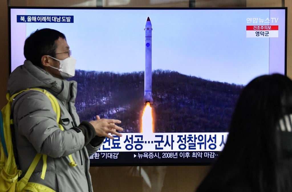La Corée du Nord a affirmé avoir tiré lundi 20 février deux missiles capables, selon elle, de porter une « attaque nucléaire tactique » et détruire des bases aériennes ennemies, en réponse à des manœuvres aériennes menées la veille par son voisin sud-coréen avec les États-Unis (AFP/Jung Yeon-je)