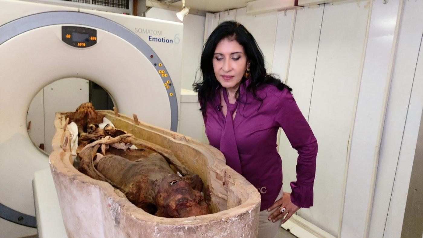 Le Dr Sahar Saleem place une momie royale dans le scanner du Musée égyptien du Caire (MEE/avec son aimable autorisation)