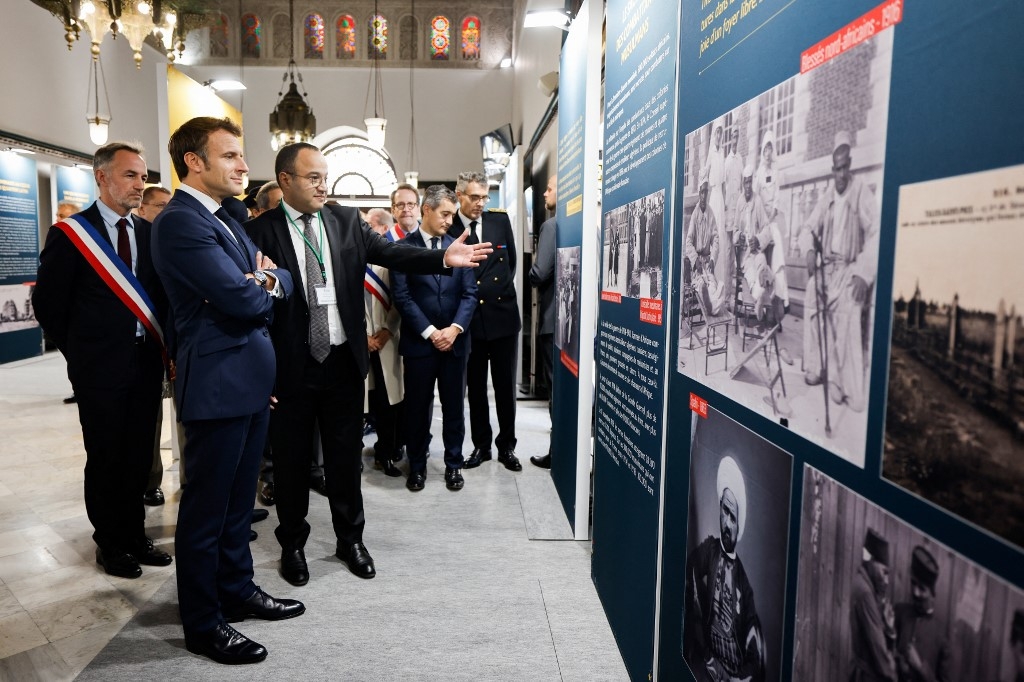 Emmanuel Macron visite l’exposition « 1922-2022. Premiers regards, première pierre » organisée à l’occasion du centenaire de la Grande Mosquée de Paris (AFP/Ludovic Marin)