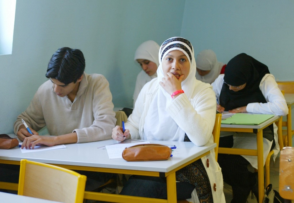 Des élèves du lycée privé musulman Averroès, premier lycée privé musulman de France, le 3 septembre 2004 à Lille (AFP/François Lo Presti)