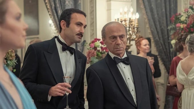 Dodi al-Fayed (à gauche, interprété par l’acteur Khalid Abdalla) et son père le milliardaire égyptien Mohamed (Salim Daw) dans la saison 5 de The Crown (Netflix)