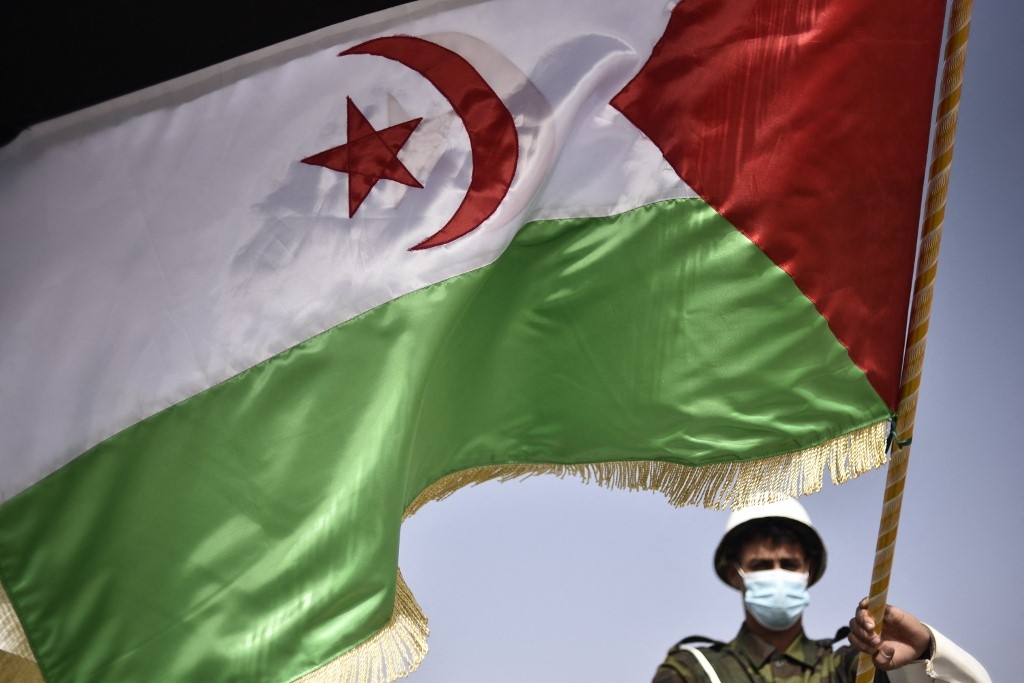 Un soldat sahraoui tient le drapeau sahraoui lors d’un défilé marquant le 45e anniversaire de la déclaration de la République arabe sahraouie démocratique (RASD), dans un camp de réfugiés prés de Tindouf, dans le sud-ouest de l’Algérie, le 27 février 2021 (AFP/Ryad Kramdi)