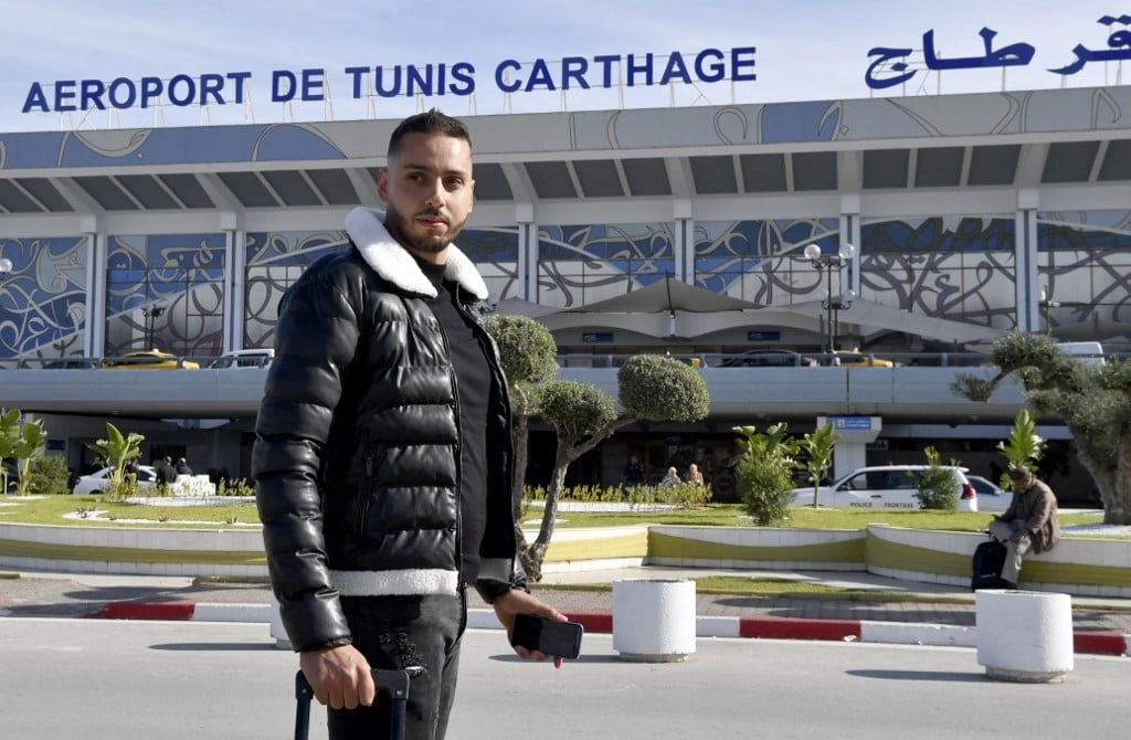 Elyes Jelassi, 28 ans, s’apprête à quitter la Tunisie pour l’Allemagne, où il a décroché un contrat de travail dans une clinique. Photo prise le 28 novembre 2022 (AFP/Fethi Belaid)