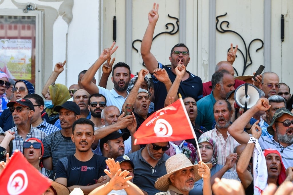 Des manifestants tunisiens scandent des slogans contre le président Kais Saied et le prochain référendum constitutionnel qui se tiendra le 25 juillet, lors d’un rassemblement dans la capitale Tunis, le 19 juin 2022 (AFP/Fethi Belaid)
