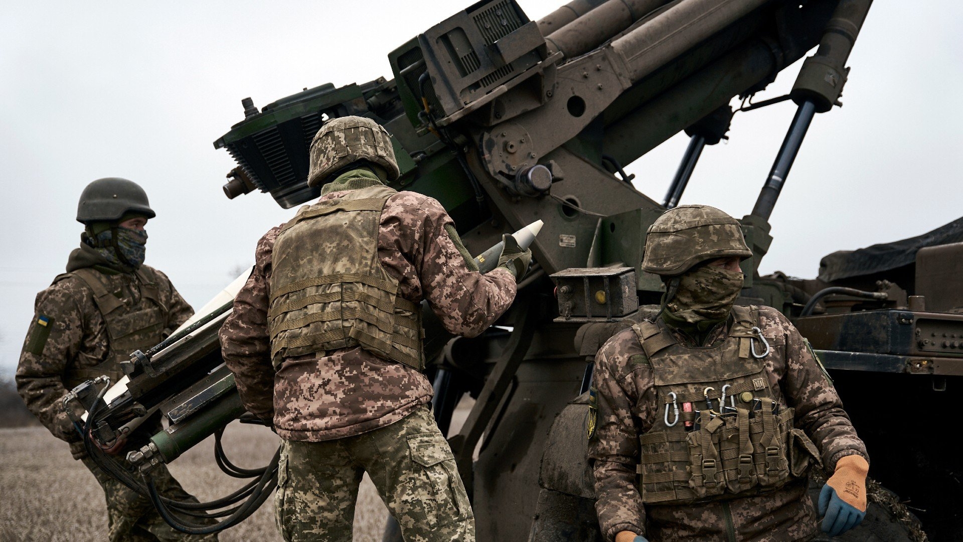 Des soldats ukrainiens se préparent à utiliser un canon automoteur CAESAr de fabrication française contre des positions russes près d’Avdiïvka, dans la région de Donetsk, le 26 décembre 2022 (AP)