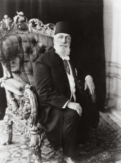 Abdülmecid II sur son trône en 1923 (Bibliothèque du Congrès)